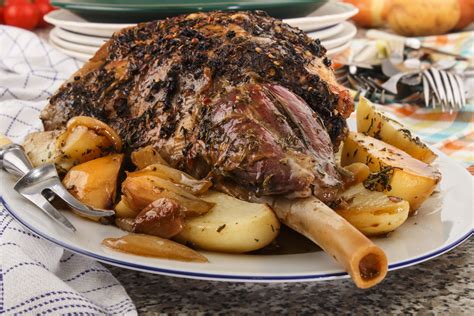 L'agnello al forno è un secondo piatto tipico del menù di pasqua, ma perfetto anche per tutto il resto dell'anno. Agnello al forno con patate - sostanzioso secondo di carne