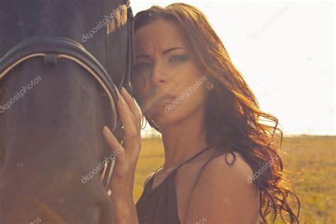 vacker flicka i en brun klänning med häst på natur — stockfotografi © babkin 7755114