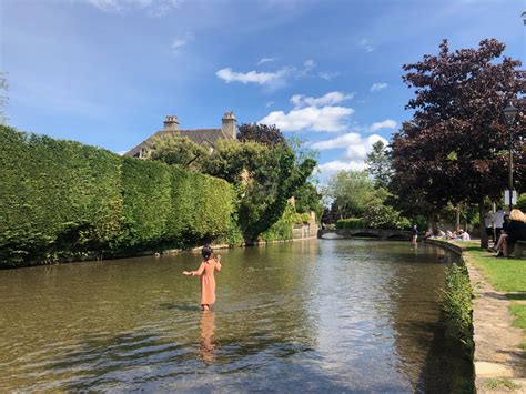 The village had a population of 3,296 at the 2011 census. bourton-on-the-water - Cotswolds Concierge