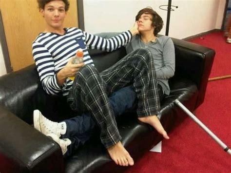 One Direction S 9 Most Bromantic Moments — See Pics And Vote Larry Stylinson Larry One