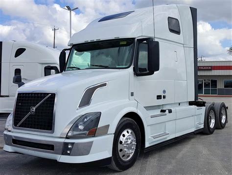 2015 Volvo VNL62T670 Sleeper Semi Truck D13 425HP Automatic For Sale