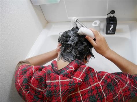 Mewarnai rambut bisa menggunakan warna alam i ataupun buatan. Hindari Keramas Dengan Shampo Usai Rambut Dicat