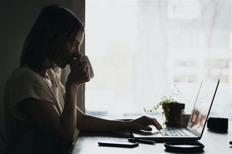 O teletrabalho se tornou popular em certos setores, como mídia, recursos humanos e recrutamento. Conheça as diferenças entre teletrabalho e home office