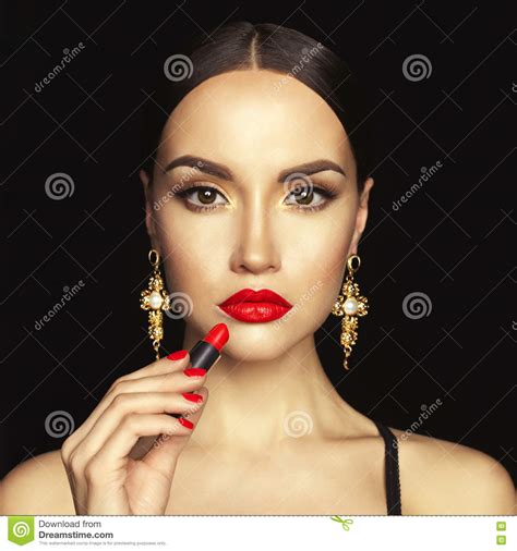 De Mooie Jonge Dame Past Rode Lippenstift Toe Stock Afbeelding Image