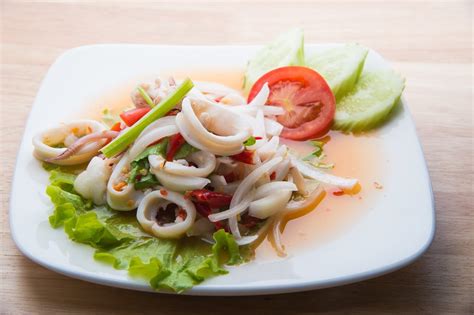 Si prepara con la pasta calamarata, dal formato simile agli anelli di calamaro. Insalata di calamari: buonissimo antipasto di mare, fresco ...
