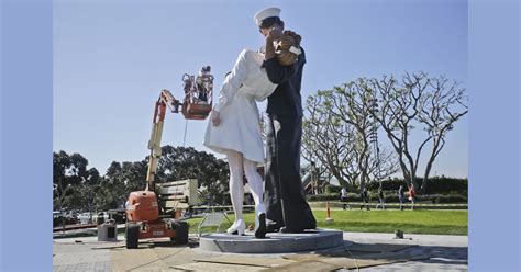 Love It Or Hate It Kissing Statue Returns To San Diego Ignites Debate