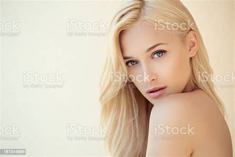 Schöne Frau Stockfoto Und Mehr Bilder Von Blondes Haar Blondes Haar