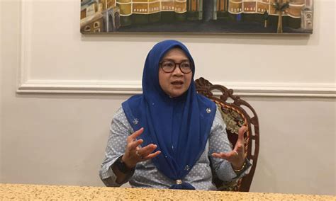 Mungkin tengah sibuk kumpul duit barangkali nak masuk minang saya nanti. 'Tempat wanita bukan lagi di belakang kejayaan lelaki'