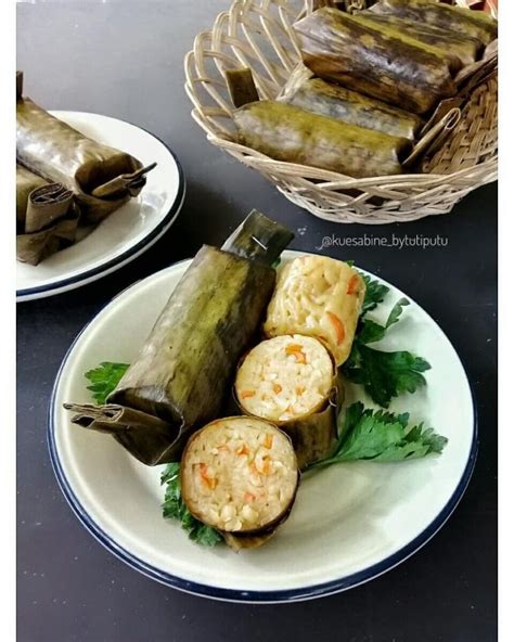 Lontong is an indonesian dish made of compressed rice cake in the form of a cylinder wrapped inside a banana leaf, commonly found in indonesia, malaysia and singapore. Lontong Mie Bungkus Daun - Penyelamat Bagi Perut Yang ...
