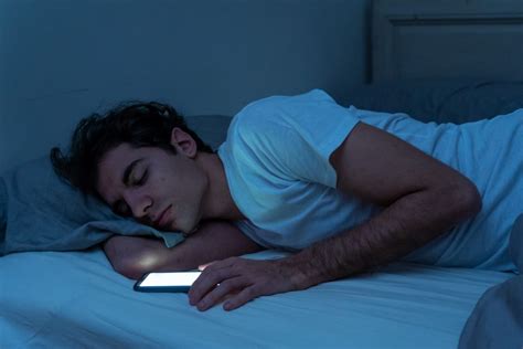 Smartphone Use At Night Lowers Sperm Quality
