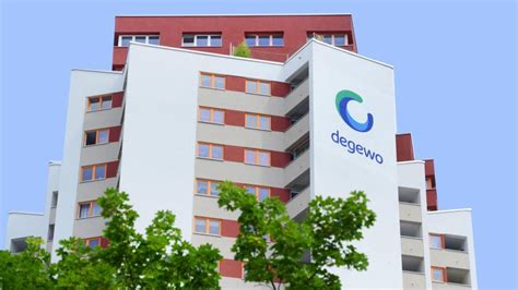 An die ostseite des platzes schmiegt sich eine wohnanlage aus der zeit der berliner moderne: Landeseigene Degewo kauft mehr als 2200 Wohnungen ...