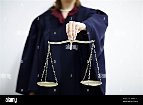 Las Escalas De La Justicia Imagen Conceptual De Un Juez Que Tiene Una