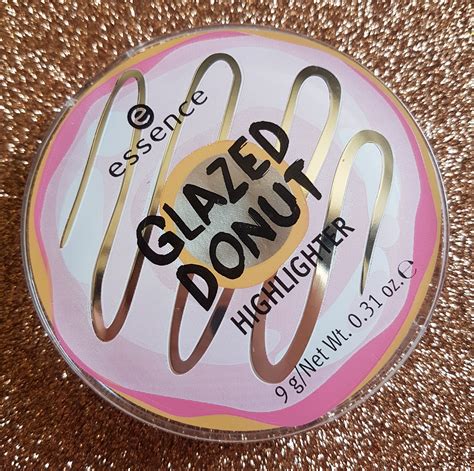 recensione-essence-glazed-donut-highlighter-glassa-per-ciambella,-cosmetici-essence,-essence