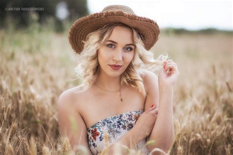 wallpaper blonde hat portrait red nails depth of field necklace women outdoors 2048x1367