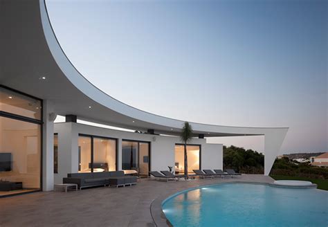 Curved Wall Architecture Framing Outstanding Views Modern House Designs
