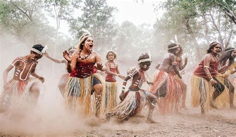 aboriginal people dancing