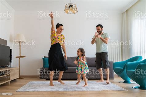 Feliz Familia Madre Padre E Hija Hija Bailando En Casa Foto De Stock Y
