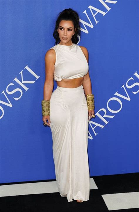 kim kardashian en tenue moulante et sexy aux cfda fashion awar closer