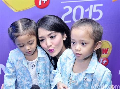 Check spelling or type a new query. Kebersamaan Ririn Dwi Ariyanti dan Dua Putrinya