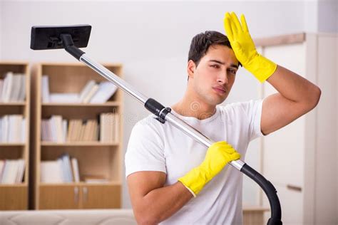 Mężczyzna Cleaning Dom Z Próżniowym Cleaner Obraz Stock Obraz