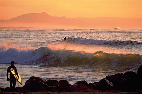 Né à hawaï dans le pacifique, le surf arriva en france dans les années 50, à biarritz. ©Le_Surf_dans_les_Landes