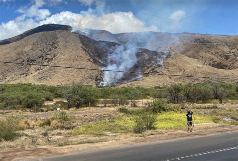 Update Fire 100 Percent Contained Maui Firefighters Battling Brush