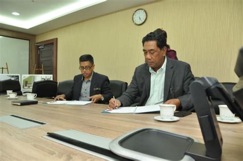 Menara teluk intan telah dibina oleh seorang kontraktor cina bernama leong choon. Handing over Teluk Intan Rest House to PKNP Group by ...