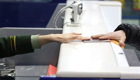 香港方面，港交所 （00388） 首位女主席史美倫今年排名第43。她自2018年出任港交所主席一職，2020年再次獲委任至2022年。 責任編輯：蕭寶玲 （節錄） 【原文：《財富》商界女性排名 港交所主席史美倫上榜】 人人都需要理財，未必人人都識得理財。 【界面晚报】5月1日起办理护照等出入境证件将"只跑一次" 史美伦出任新一届港交所主席|界面新闻 · 中国
