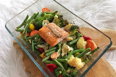 Groente met zalmfilet uit de oven