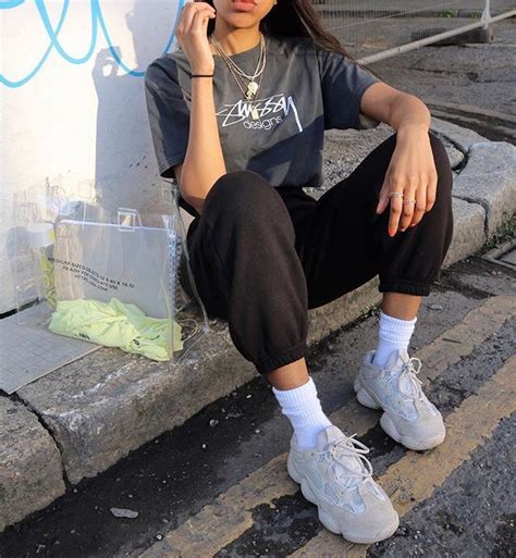 Y2k aesthetic pink hip hop trousers. ᴇᴍᴍᴀ_ᴡᴇᴇᴋʟʏ ☆ grunge aesthetic outfit inspiration Instagram photo ideas pose inspiration ...