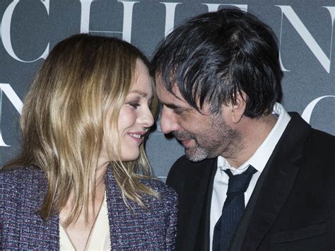 French model and actress vanessa paradis, well known for her lengthy relationship with johnny depp, has moved on, marrying french film director samuel benchetrit in france on saturday. De fontanero a escritor de éxito: Así es Samuel Benchetrit ...