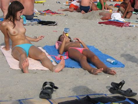 Chicas Haciendo Topless En La Playa Fotos Porno Xxx Chicas Desnudas