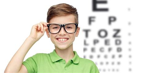 Memiliki mata minus tentu menjadi masalah bagi semua orang. Kacamata, Salah Satu Cara Mengobati Mata Minus untuk Anak