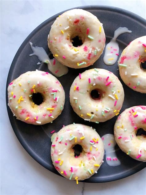 Ida dukkannin ɓarin sun soyu, a kwashe a matsami, za a iya sha da lemo ko shayi. Gluten-Free Birthday Cake Donuts! (Baked Donut Recipe) | Vitality Vixens | Recipe in 2021 ...