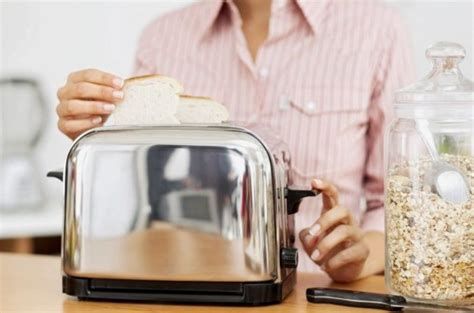 Pegang pemanggang roti dengan kuat agar tidak jatuh dan rusak ya, ma. 10 Langkah dan Cara Menggunakan Toaster - Tokopedia Blog
