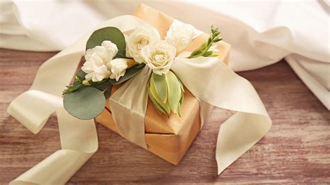Another beautiful gift idea for any couple. Top 10 Most Luxurious Wedding Gift Ideas for Wealthy ...