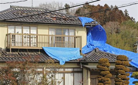 東北 青森 岩手 秋田 宮城 山形 福島. シートが強風でめくれた、地震で損傷した民家の屋根｜損壊の ...