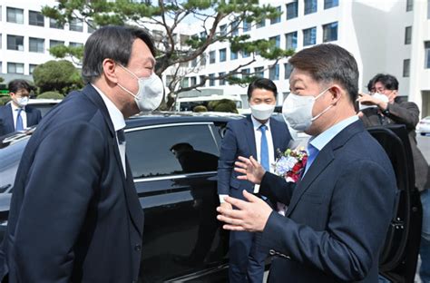 권영진 대구시장이 3일 오후 대구고등·지방검찰청을 찾은 윤석열 검찰총장을 만나 헌법과 법치주의를 지키려는 총장님의 노력이 외롭지 않았으면 좋겠다고 응원의 인사를 전했다. 윤석열 만난 권영진 "응원하고 지지…尹총장 노력이 내 뜻과 ...