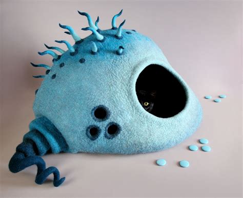 Details and free pattern instructions are here to follow drive free crochet the cat's meow cave or bed pattern: Big cat cave | Felt cat, Felt yarn, Cat cave