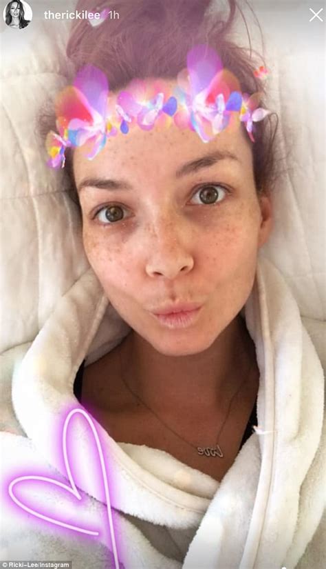 Ricki Lee Coulter Poses For Makeup Free Selfie Daily Mail Online
