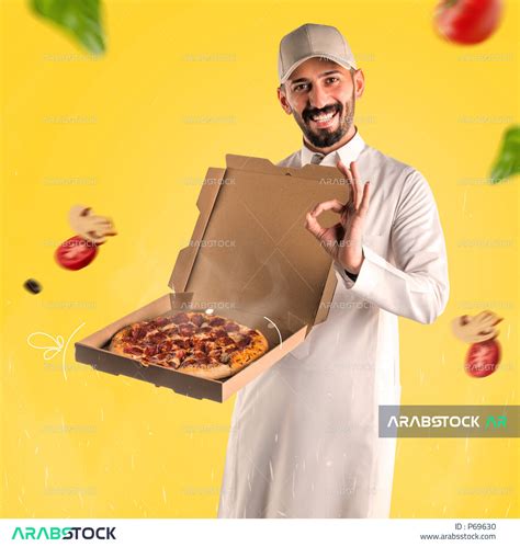 بورتريه لرجل عربي خليجي سعودي يحمل بيده فطيرة البيتزا، توصيل الطلبات، التوصيل السريع، طلبات
