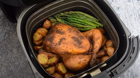 Zo Maak Je Een Hele Kip Met Aardappelen En Groente Uit De Airfryer