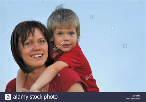 La Madre Y El Hijo Fotografía De Stock Alamy