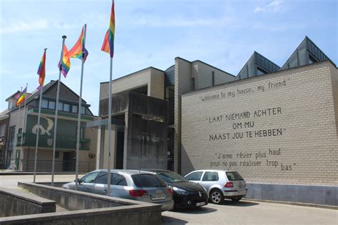 Met het uithangen van de regenboogvlag, toont de gemeentelijke of stedelijke overheid dat holebi's en transgenders zich thuis mogen voelen in de lokale leefgemeenschap en dat fenomenen als homo. Hier wappert geen regenboogvlag aan gemeentehuis op dag ...