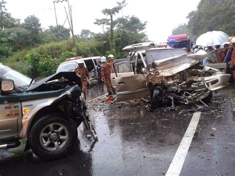 Biasanya jalan raya menjadi lebih bahaya ketika waktu hujan turun. Foto Mengerikan Kemalangan Jalan Raya Di Sabah 9 Oktober ...