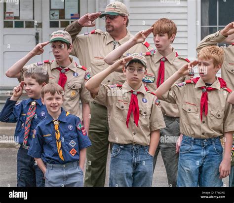 Scouts Salute Hi Res Stock Photography And Images Alamy