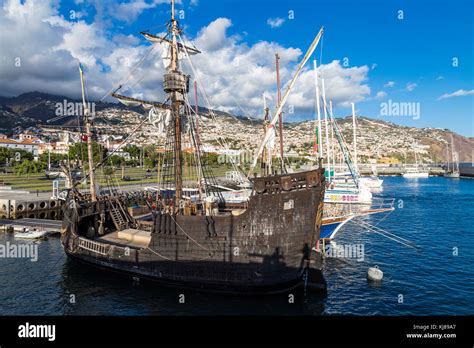 Réplica De La Santa María Velero En El Puerto De Funchal Madeira