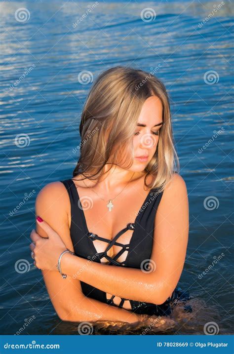 Junge Sexy Frau Im Meer Stockbild Bild Von Kalt Schwarzes 78028669