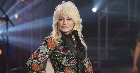 Dolly Parton Plans 'A Holly Dolly Christmas' Special on ...