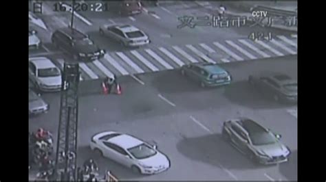 Video Massive Sinkhole Opens Up In Busy Intersection In China Youtube